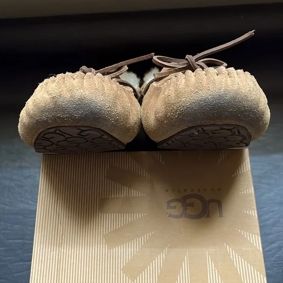 Ugg Women's Dakota Moccasin Size 5
- Chestnut Style Number 5296 - Picture 8 of 13